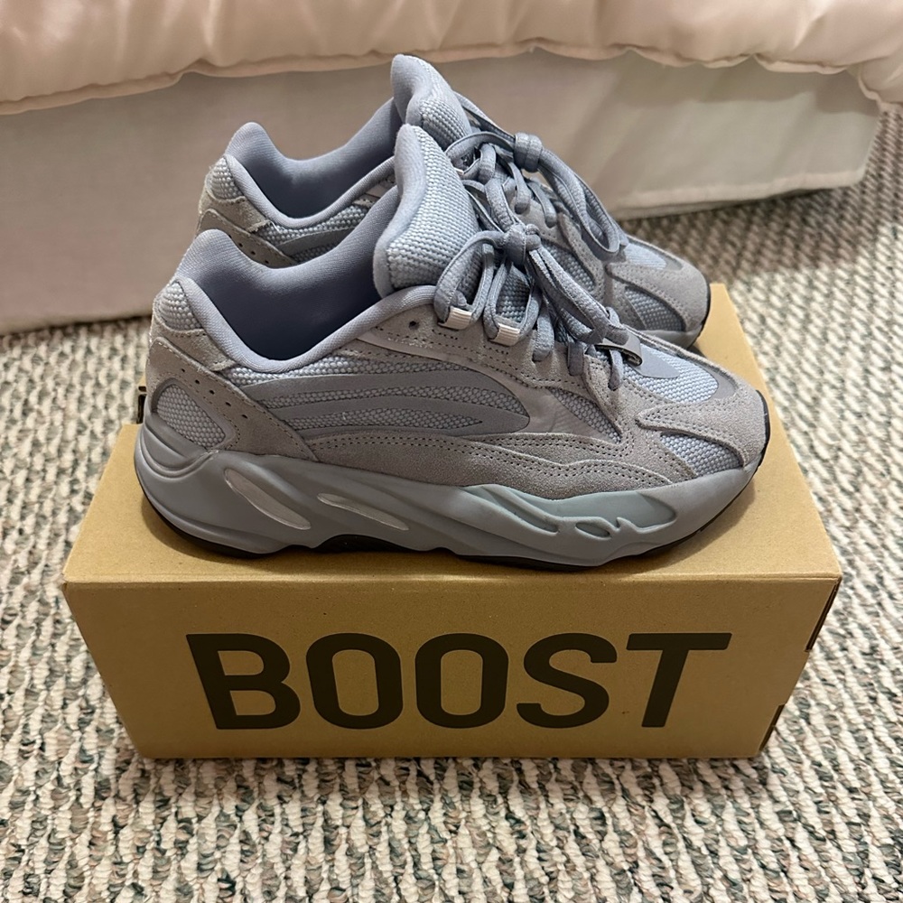 Yeezy boost 700 v2 hospital blues size 4